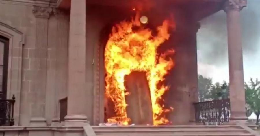 Prenden fuego a puerta del Palacio de Gobierno de NL en protesta por feminicidios ????????