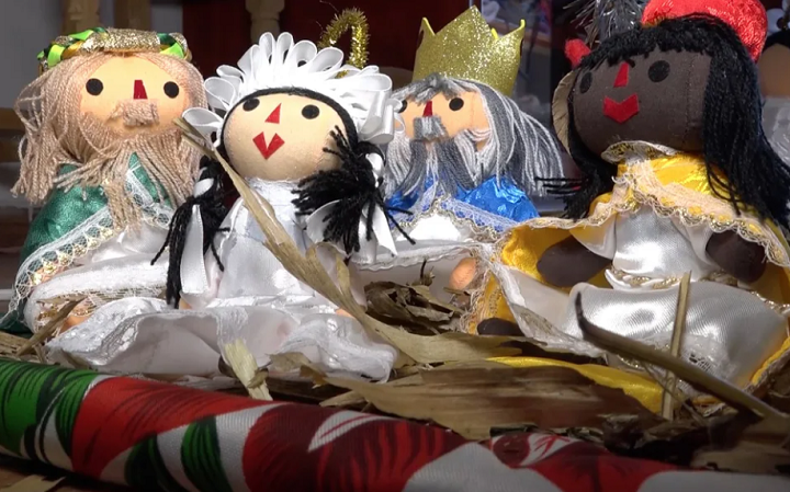 Mu­ñe­ca oto­mí ins­pi­ra ori­gi­na­les pe­se­bres na­vi­de­ños en Mé­xi­co