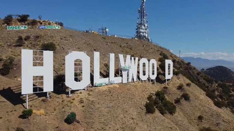 El le­tre­ro de Ho­lly­wood es re­mo­de­la­do por sus 100 años