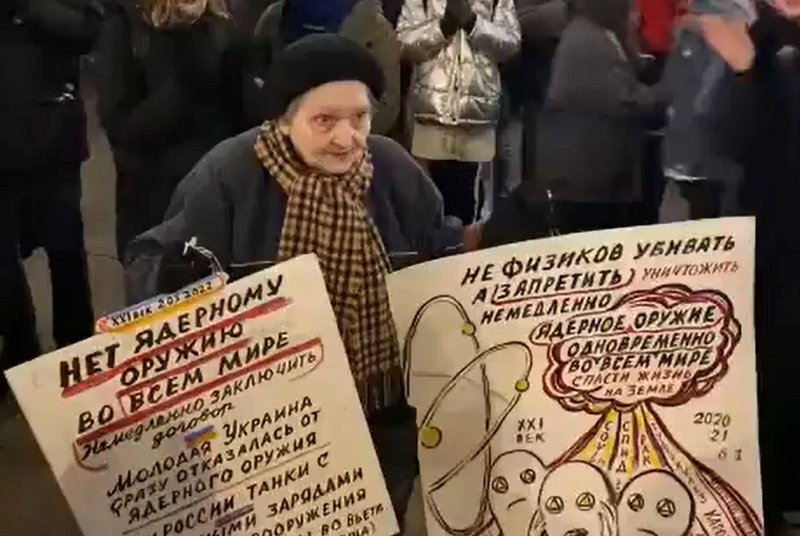 Artista de 77 años expone pancartas pacifistas en Rusia en medio del conflicto con Ucrania