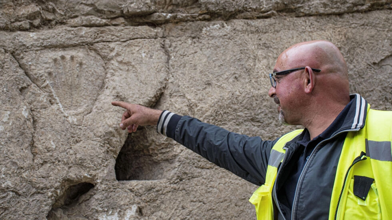 Ar­queó­lo­gos in­ves­ti­gan sig­ni­fi­ca­do de una mano ta­lla­da en pie­dra en Je­ru­sa­lén