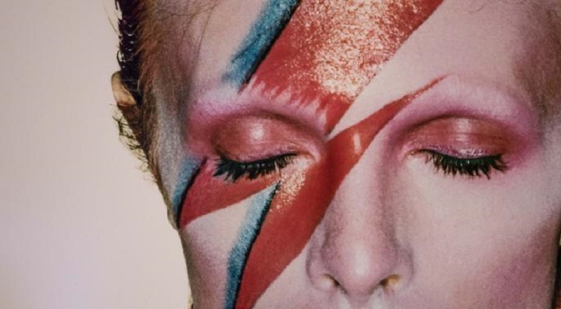 El misterio detrás del rayo en la cara de David Bowie en una exposición del fotógrafo que lo inmortalizó