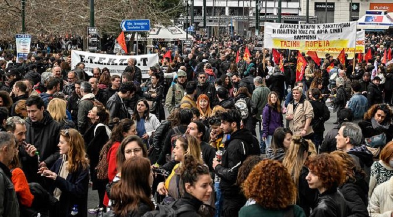 Taxistas griegos en huelga por accidente ferroviario que causó 57 muertos