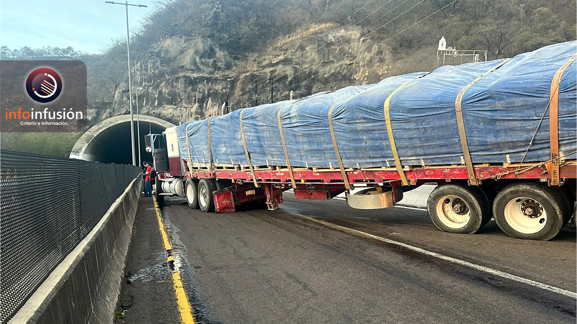 Cierre de circulación en supercarrtera Durango-Mazatlán tras accidente de un tráiler