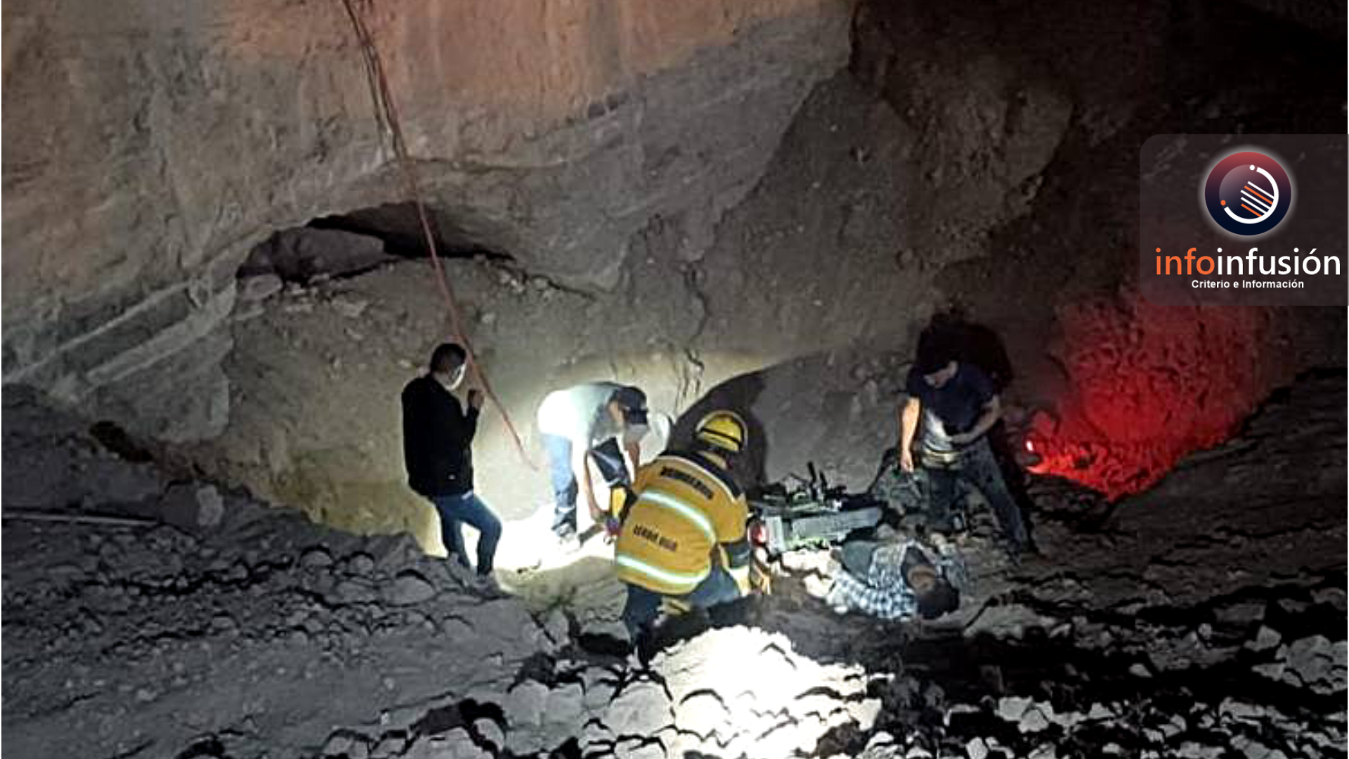 Motociclistas caen en zanja de la obra Agua Saludable