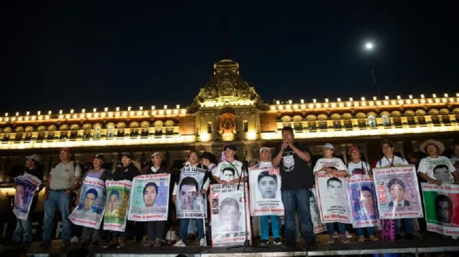 Padres de los 43 acusan a AMLO de traición en informe de Ayotzinapa
