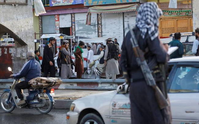 Atentado suicida del Estado Islámico mata a líder talibán y a su hermano en Afganistán