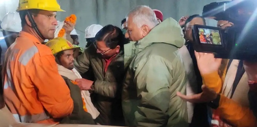 Exitoso rescate de 41 obreros atrapados en un túnel desencadena celebraciones en la India