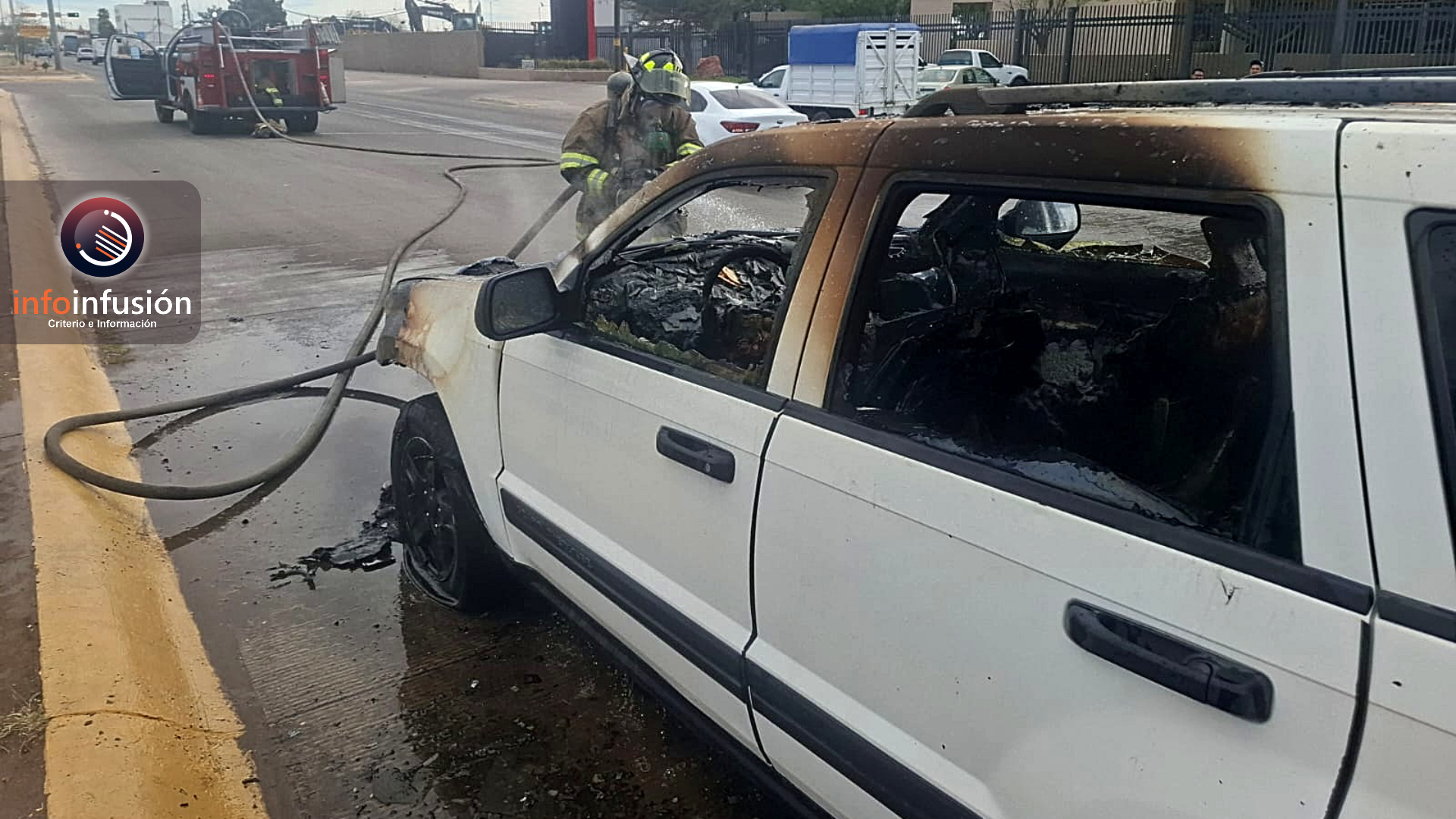 Se incendia camioneta en bulevar Francisco Villa