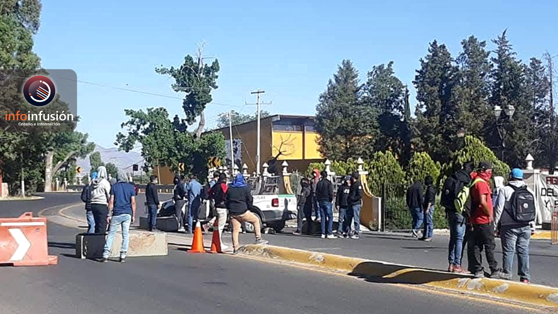 Normalistas de Aguilera bloquean carreteras y retienen vehículos en protesta por apoyos