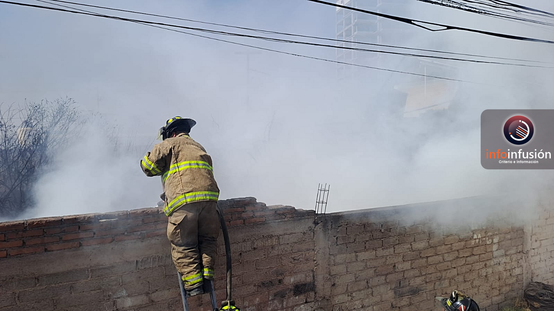 Controlan incendio frente a gasolinera en entronque a El Pueblito