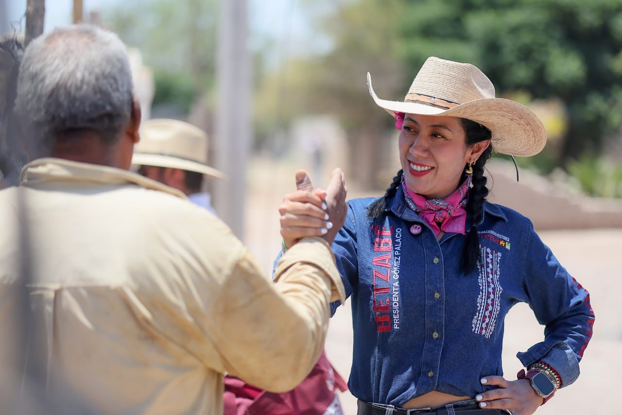 Betzabé Martínez recorre ejido El Barro; expone plan para mejorar manejo del agua con un gasto integral y honesto