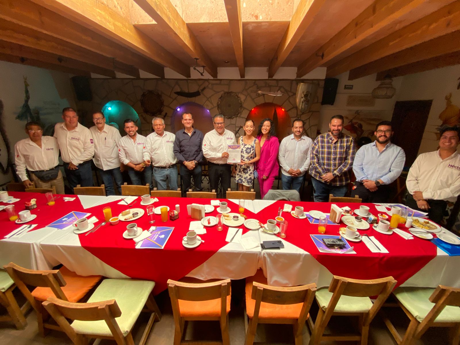 Se reúnen empresarios con candidato Héctor Sendel.