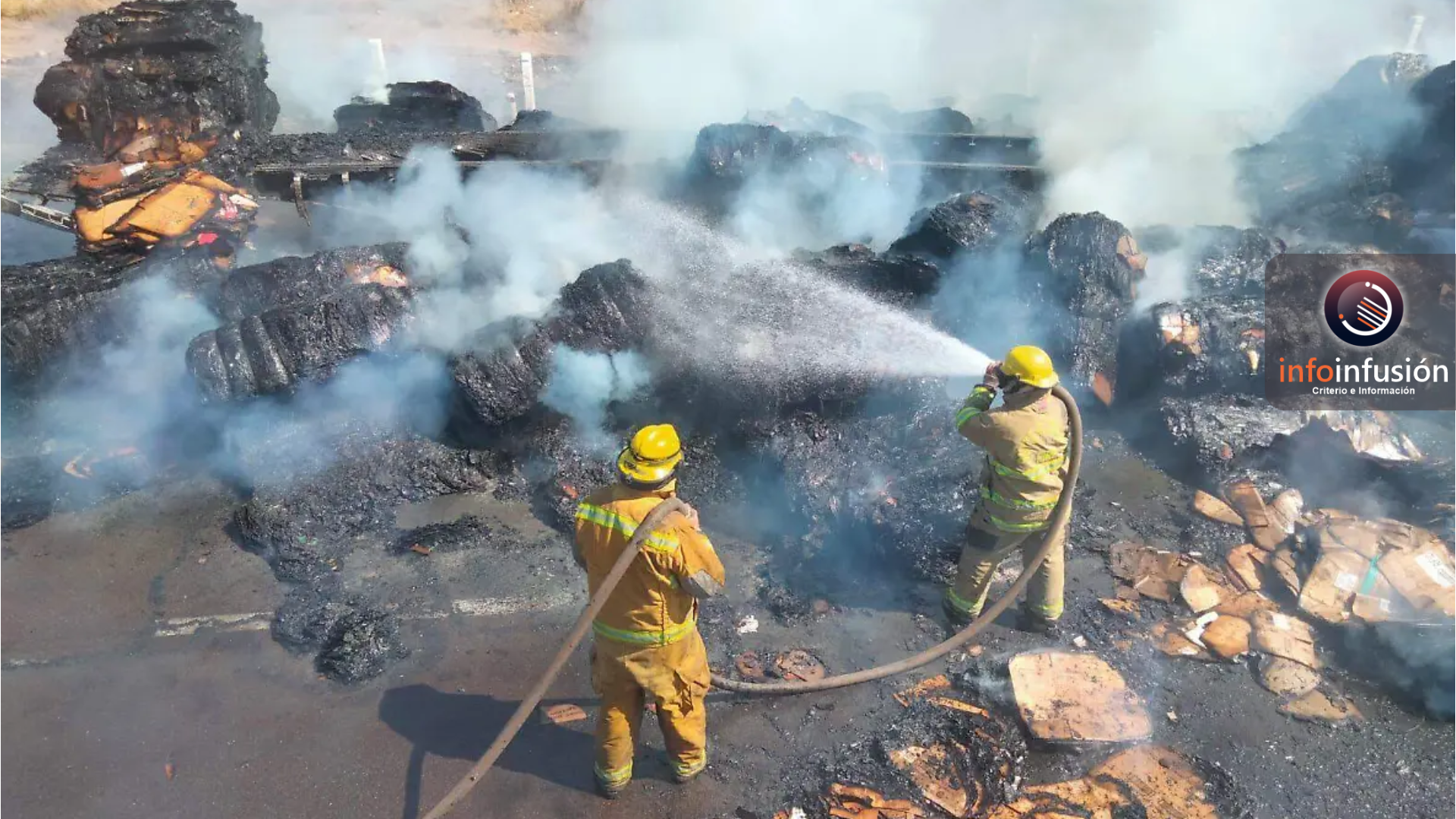 Arde tráiler con 19 toneladas de cartón en autopista Durango-Gómez Palacio