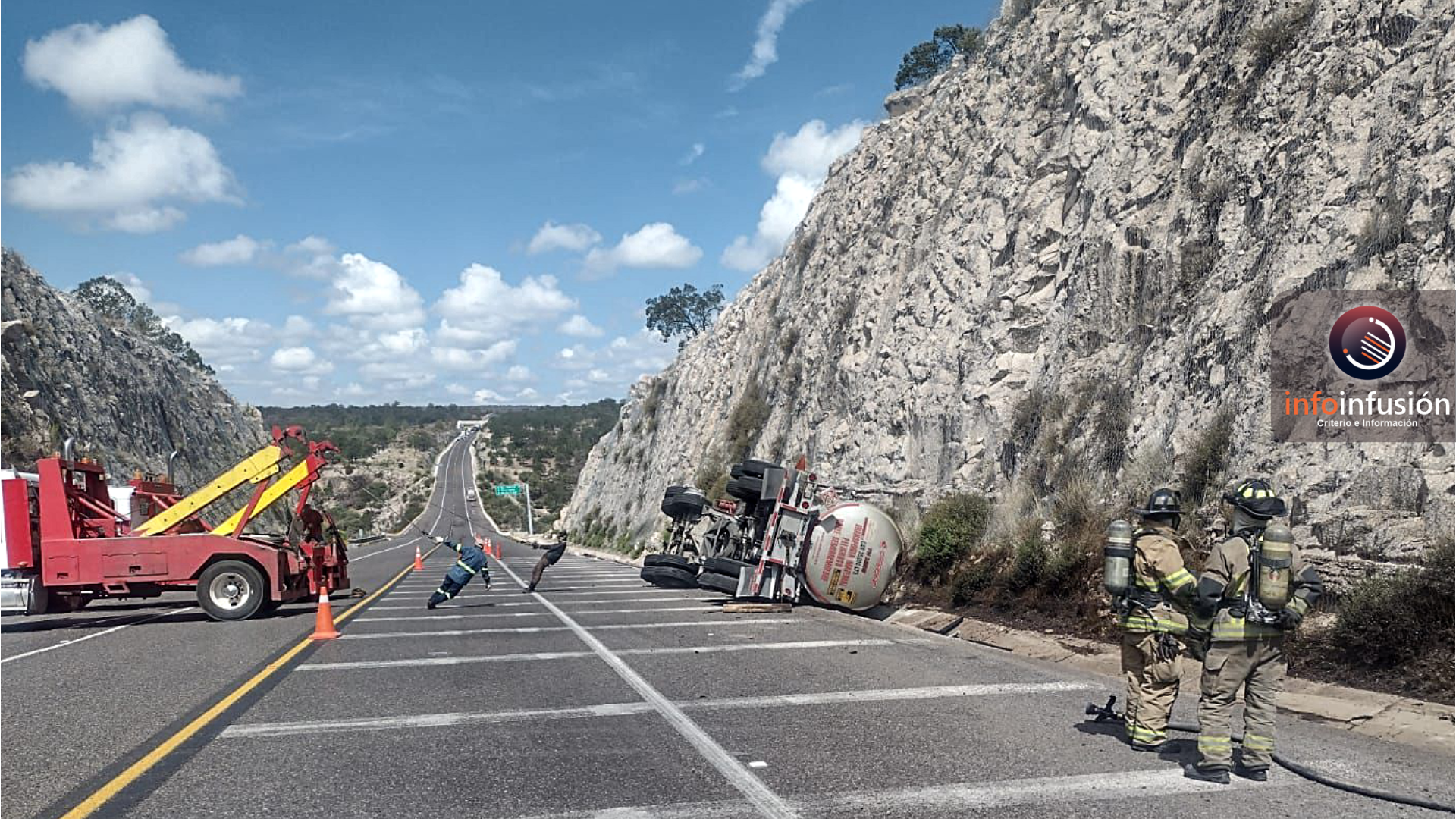 Volcadura de remolque con diésel obliga cierre parcial de la súper Durango-Mazatlán