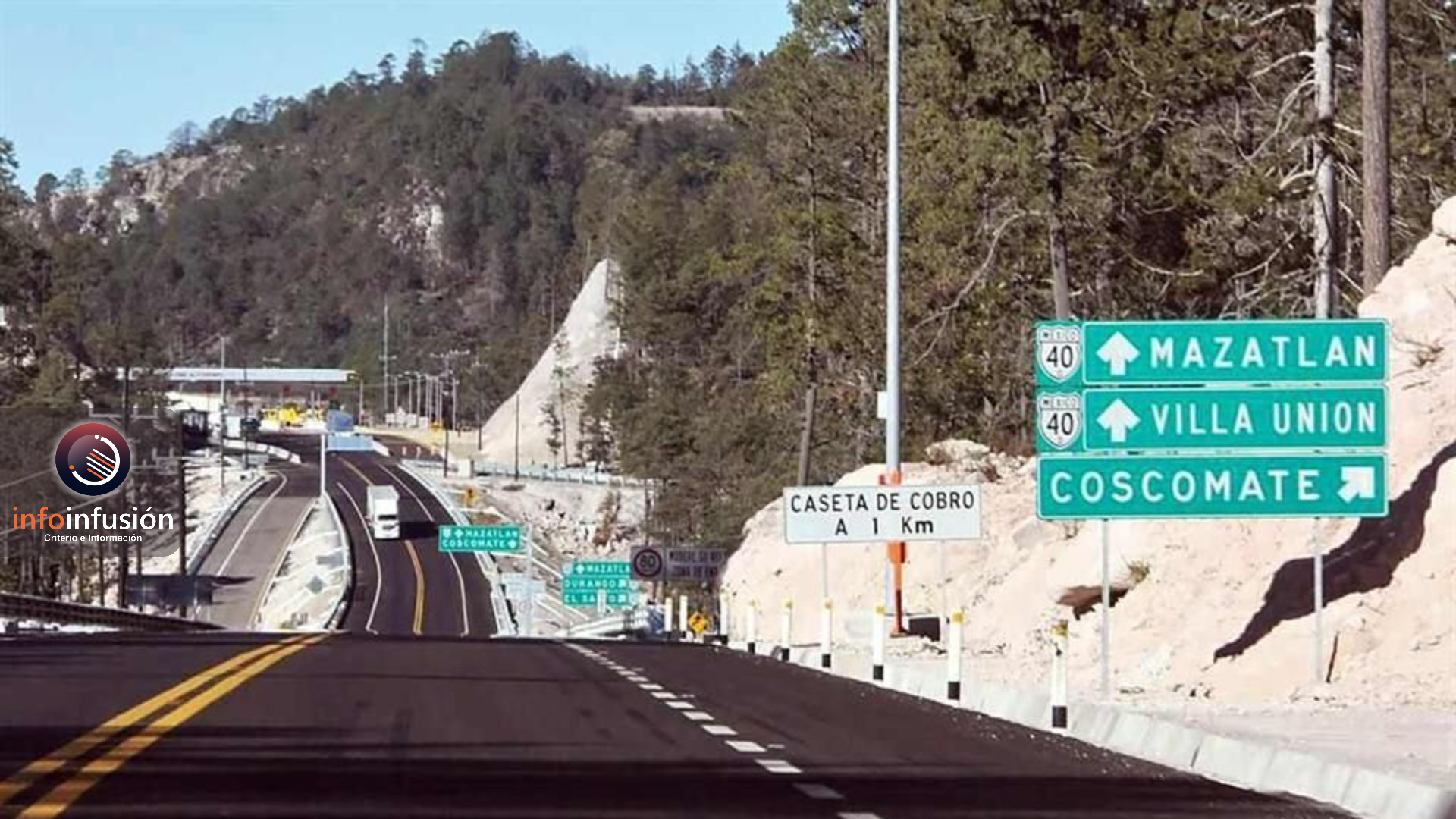 Vuelca y se incendia tractocamión en la Durango-Mazatlán