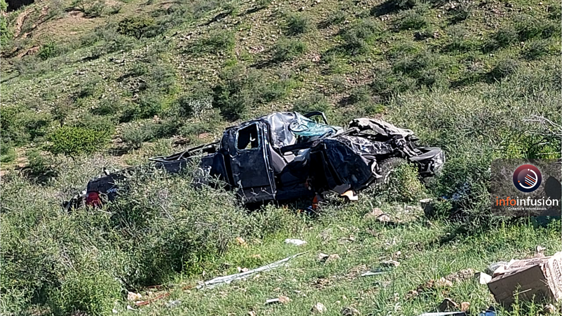 Conductor muere tras caer con camioneta a un barranco en carretera a Parral