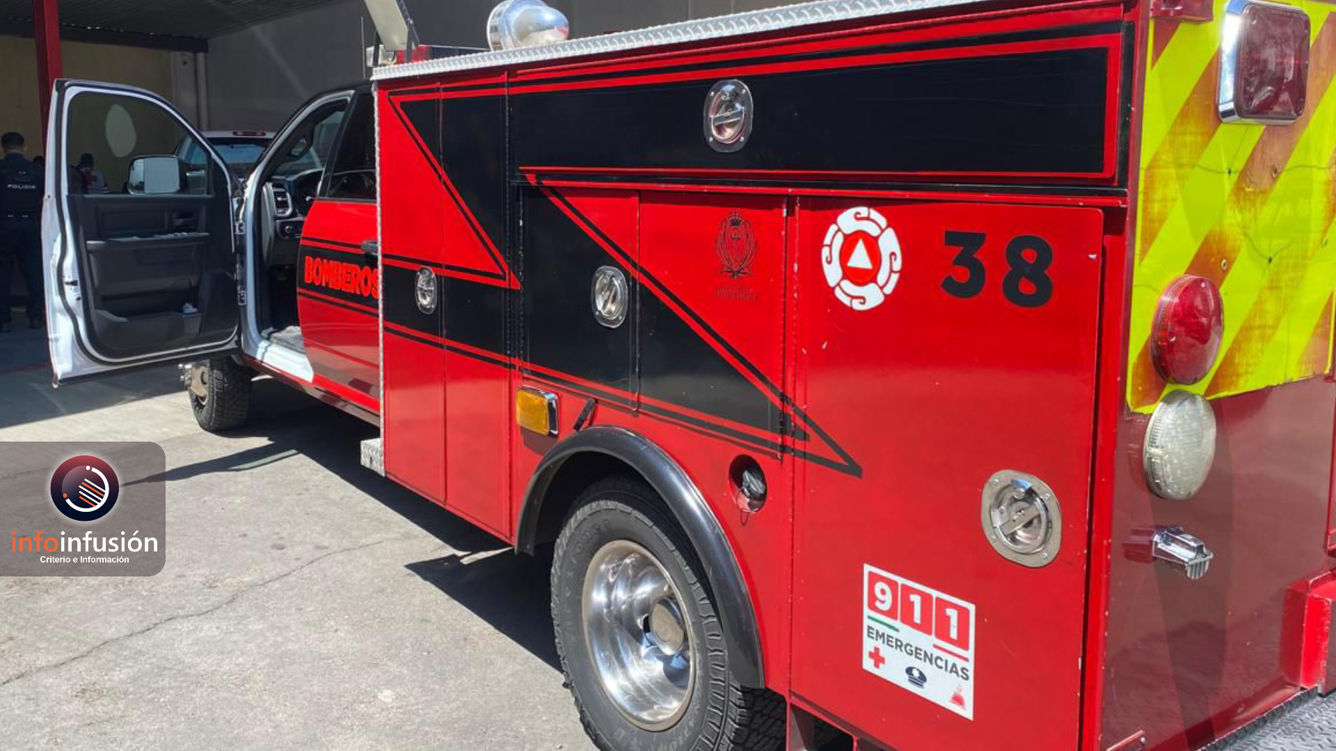 Salvan a bebé tras caer en una barrica de agua con cloro