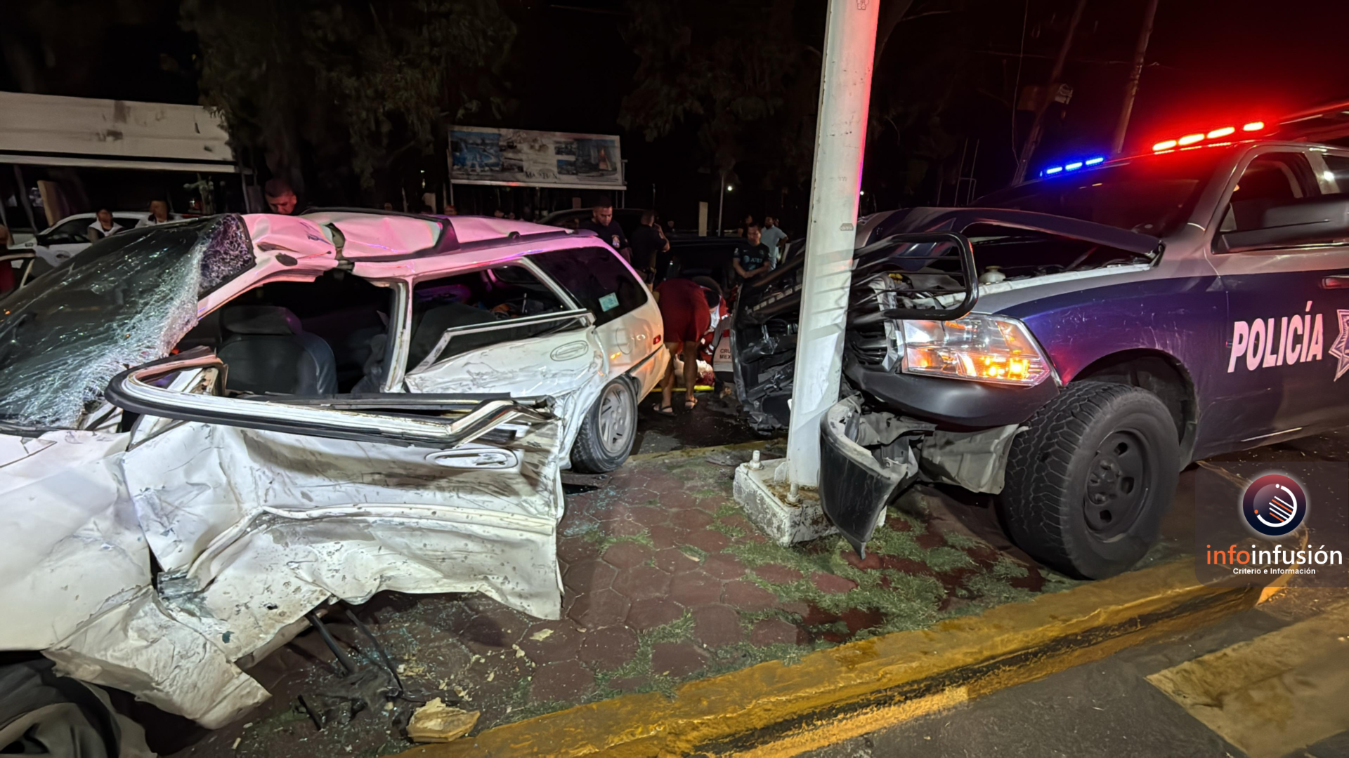 Choque entre patrulla de la Estatal y auto particular deja siete heridos frente al IMSS