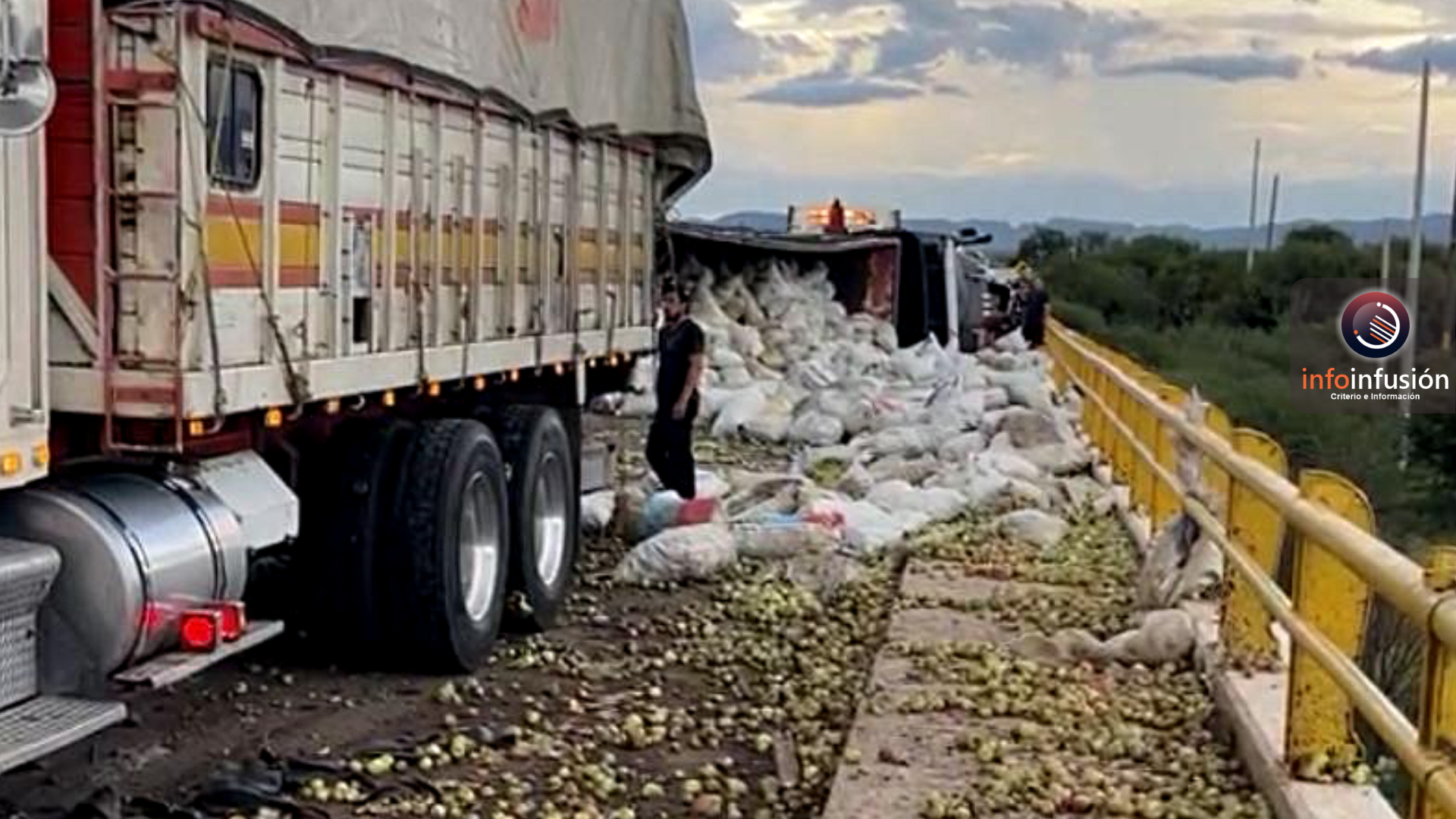 Vuelca tráiler con manzanas en Vicente Guerrero y bloquea carretera a Zacatecas