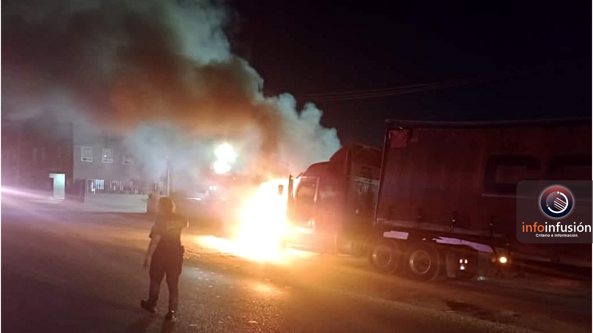 Arde tráiler con 42 toneladas de algodón en Gómez Palacio