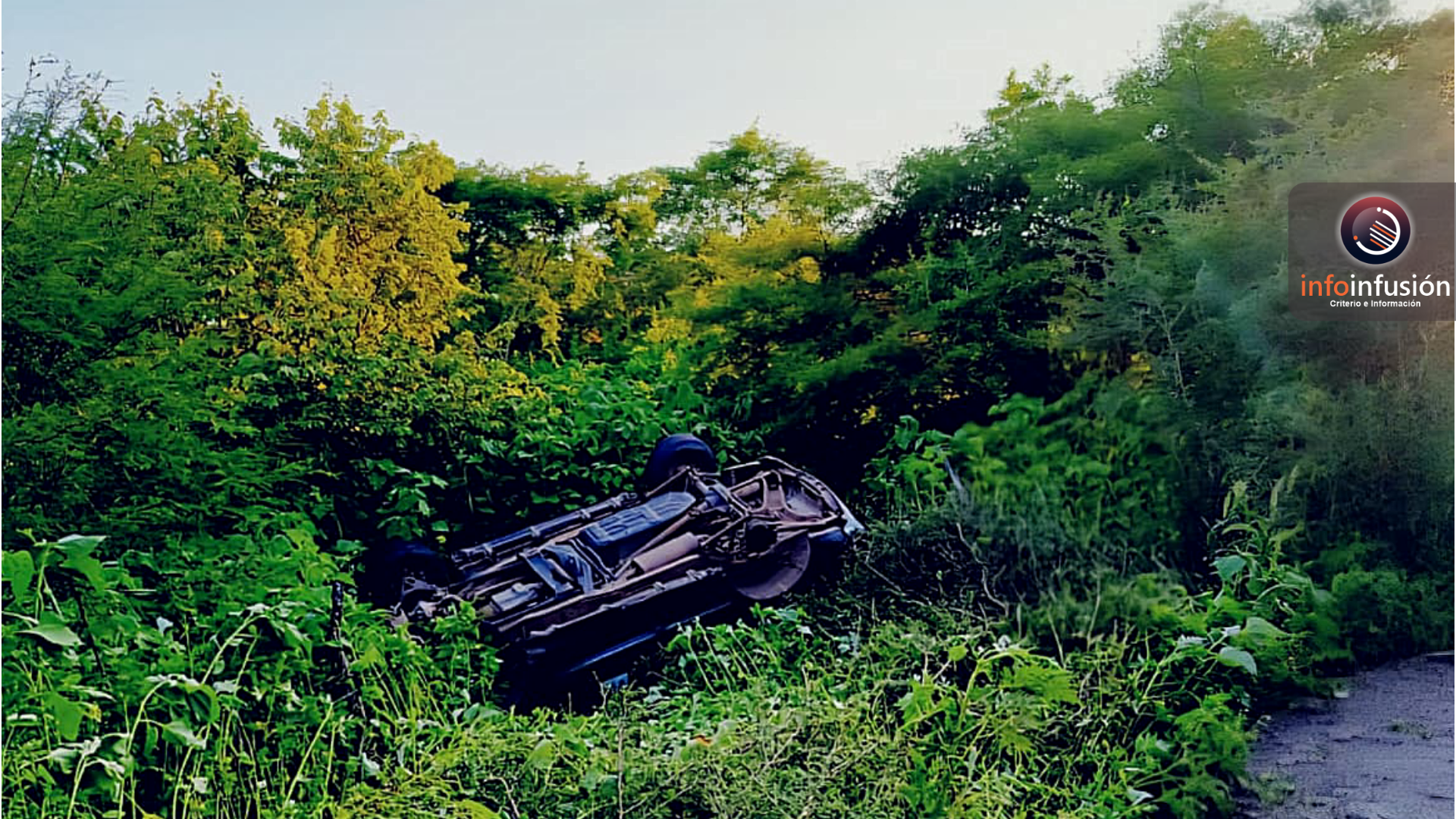 Mueren madre e hija en volcadura en Mezquital