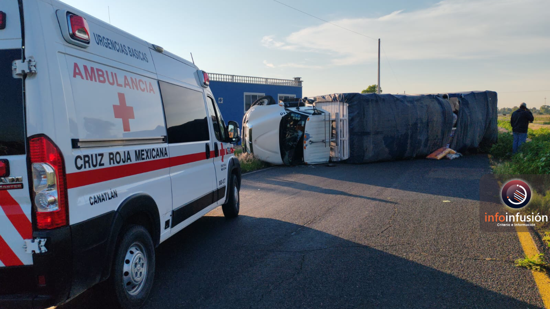 Vuelca tractocamión con abarrotes en Canatlán