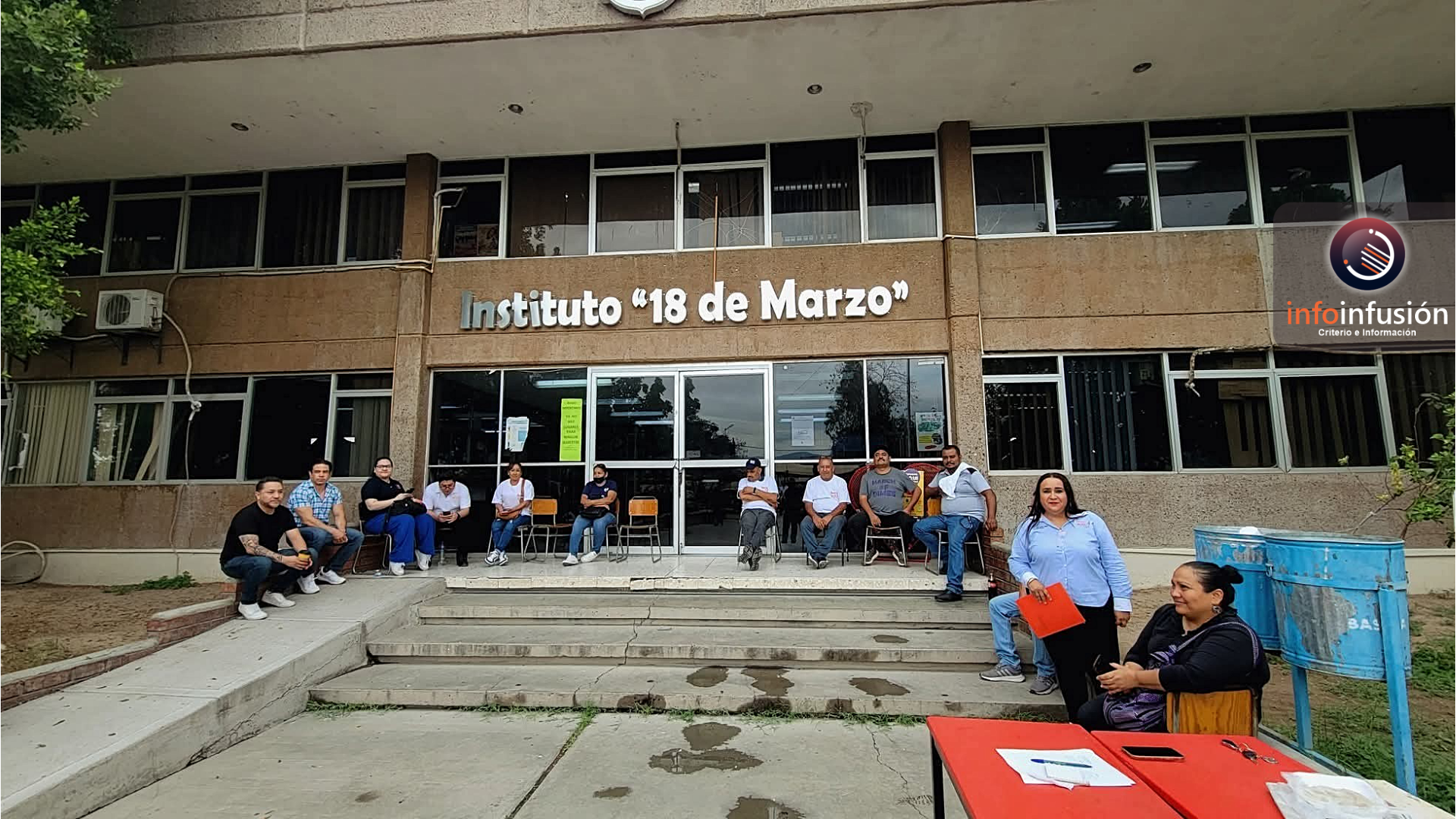 Docentes toman el Instituto 18 de Marzo en Gómez Palacio
