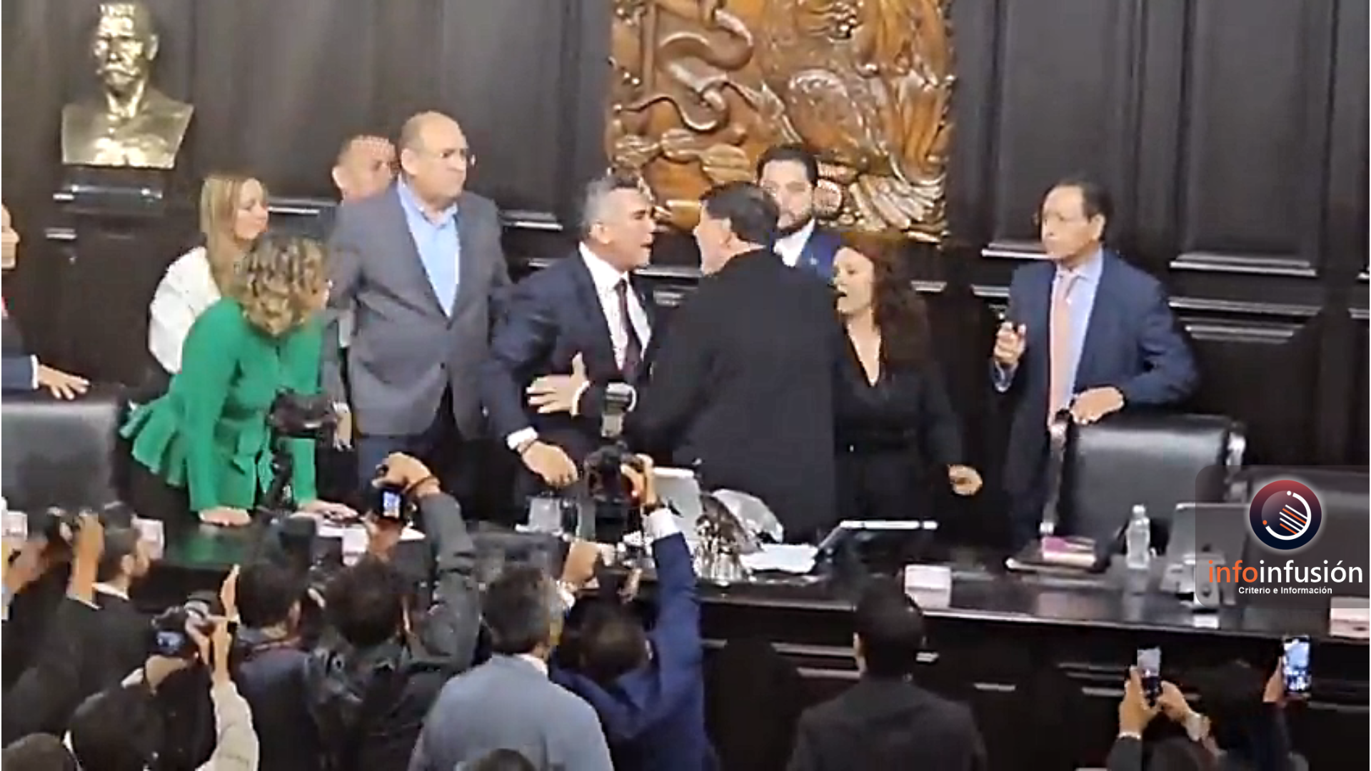 Se topan a golpes y empujones “Alito” Moreno y Fernández Noroña