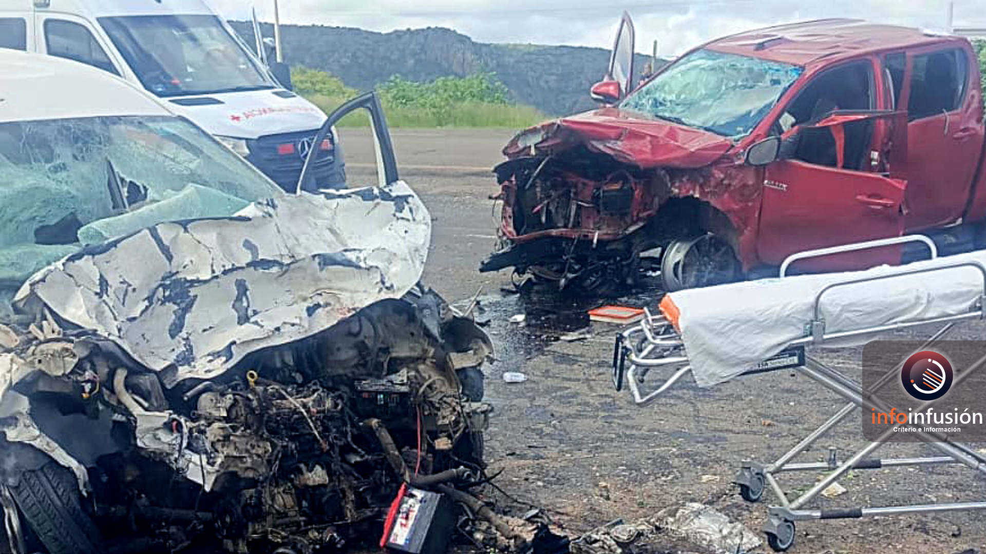 Chocan dos carrozas fúnebres sobre carretera a Parral