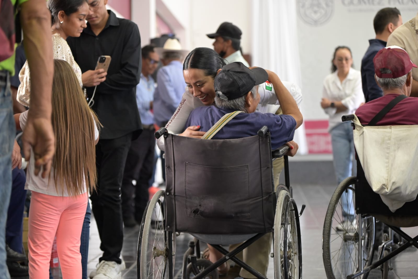 Atiende Betzabé Martínez con sentido humano a adultos mayores y madres solteras