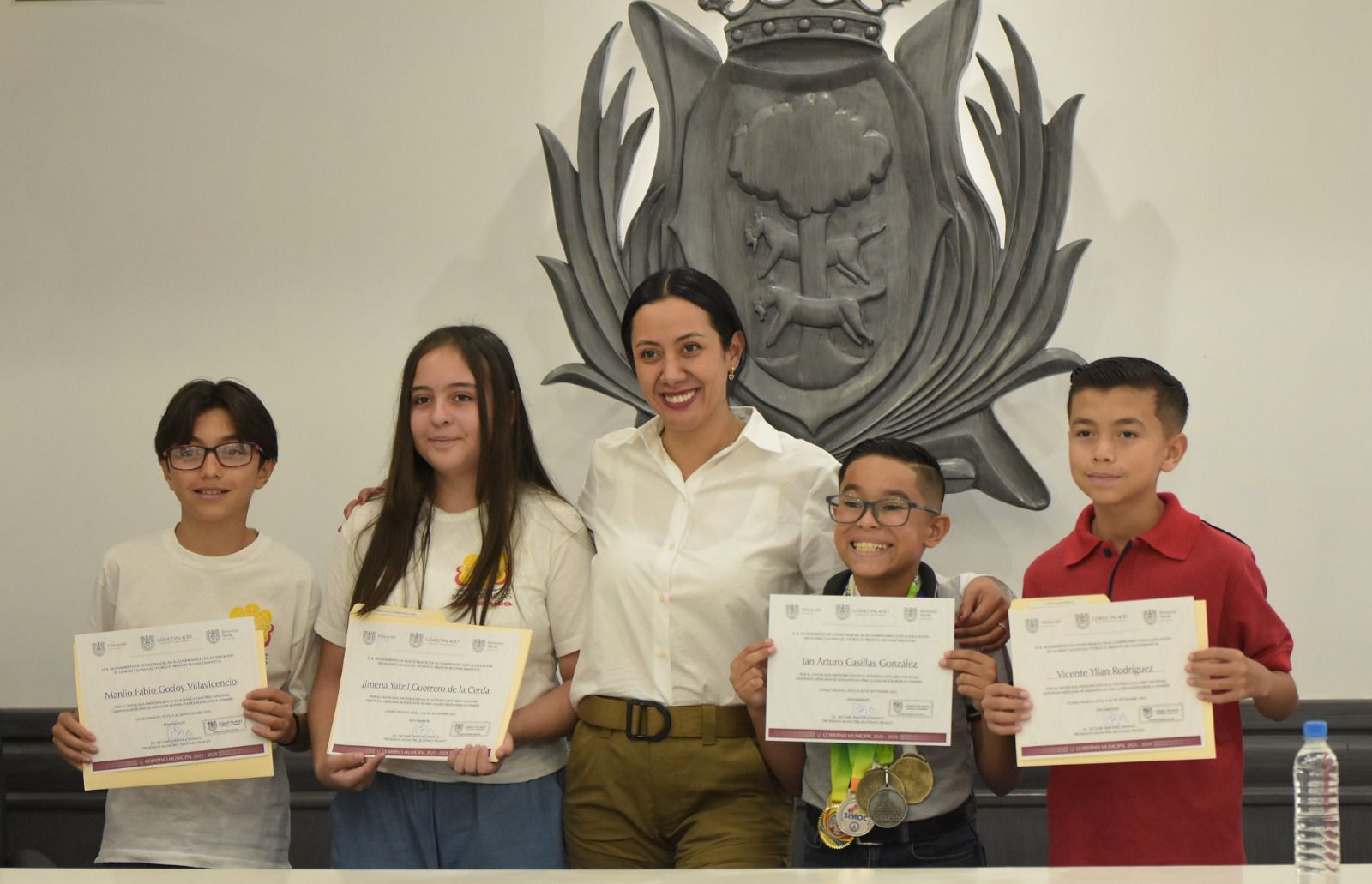 Alcaldesa reconoce a niños matemáticos que representaron a Gómez Palacio