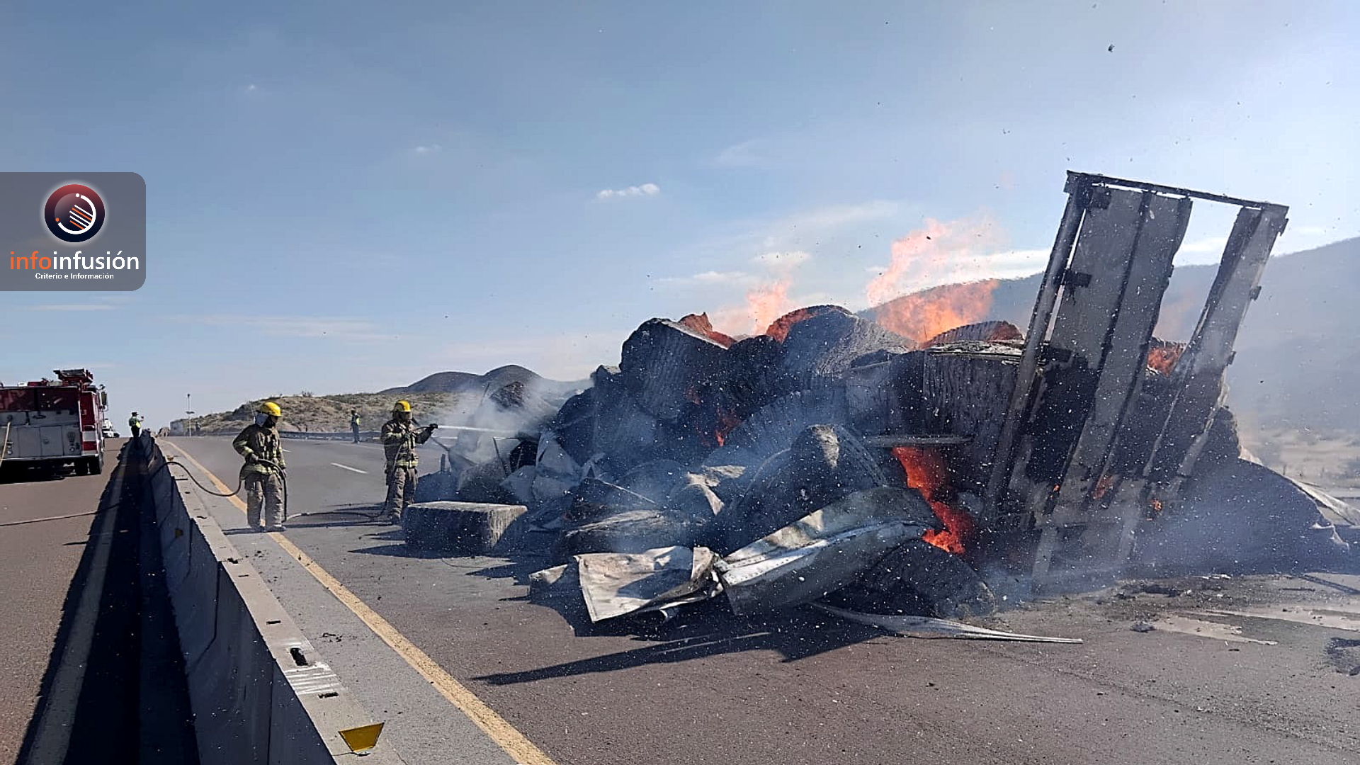 Tráiler con pacas de algodón se incendia en autopista Gómez Palacio–Durango