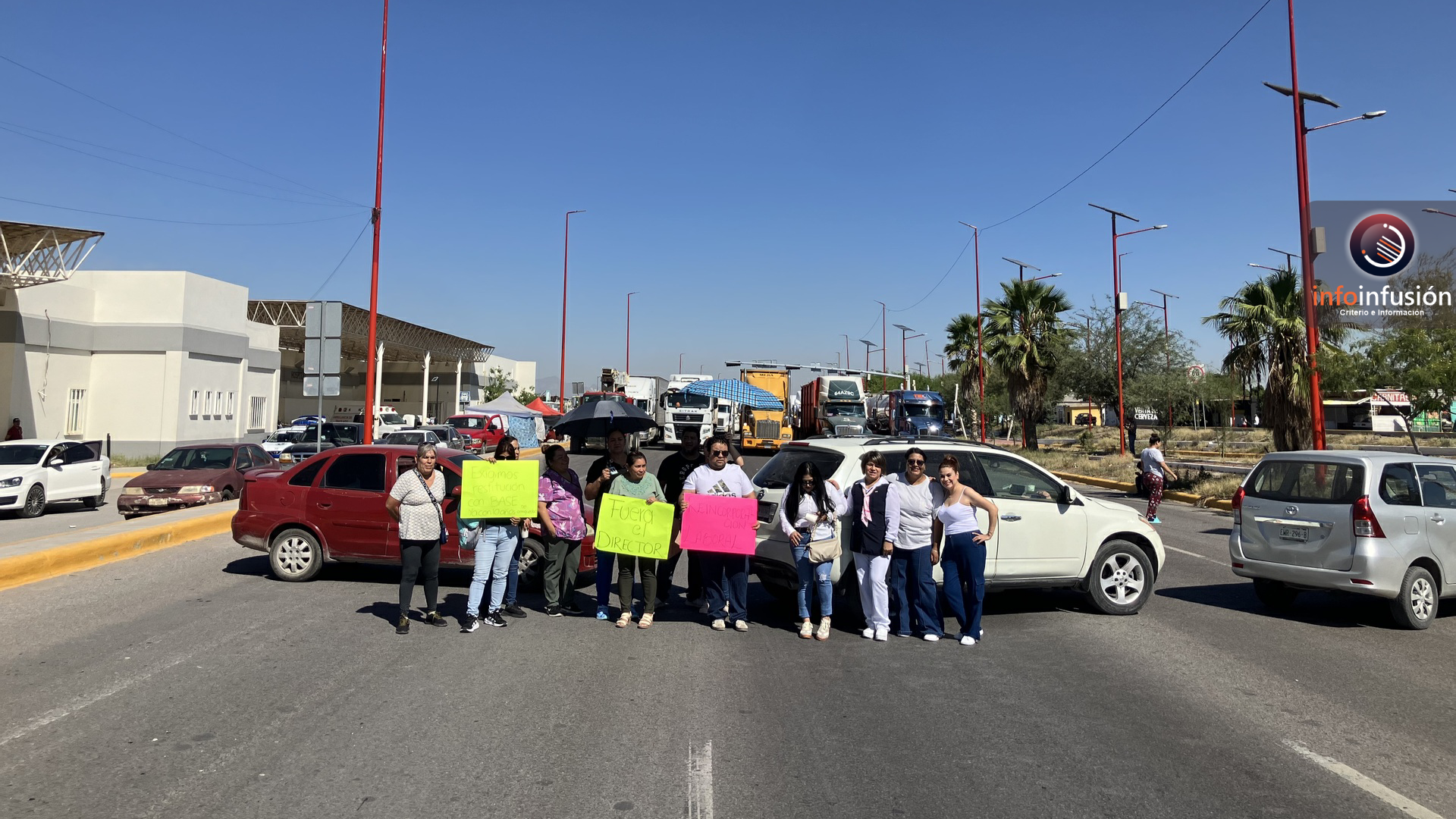 Despidos en Hospital General de Lerdo provocan bloqueo y caos vial