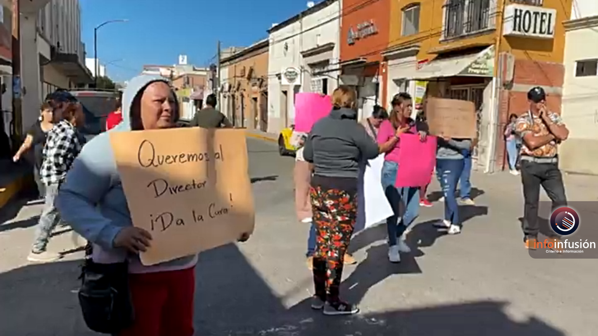 Familiares de bebé sustraída protestan frente al Hospital Materno Infantil