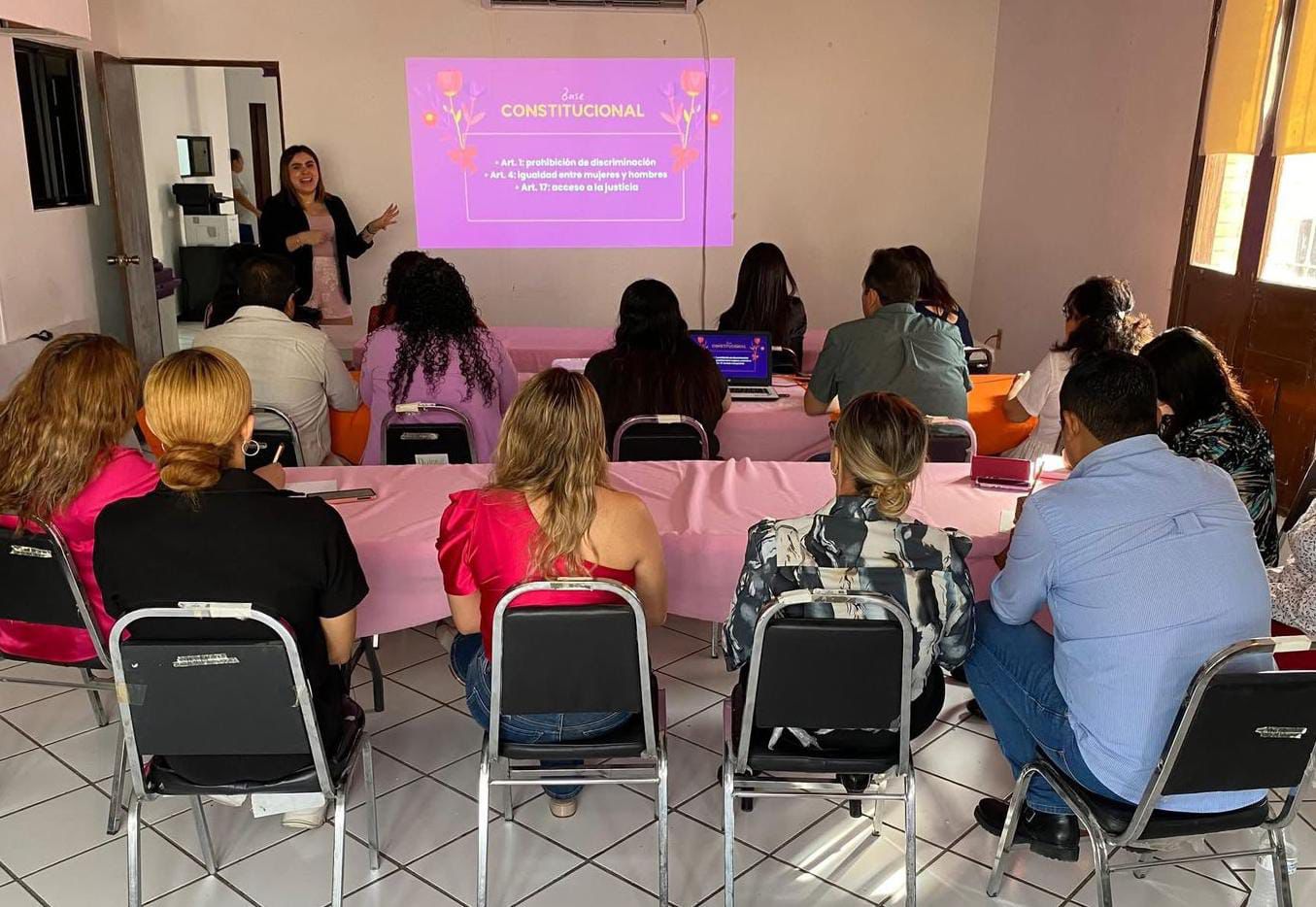 Personal del Instituto Municipal de la Mujer recibe capacitación especializada