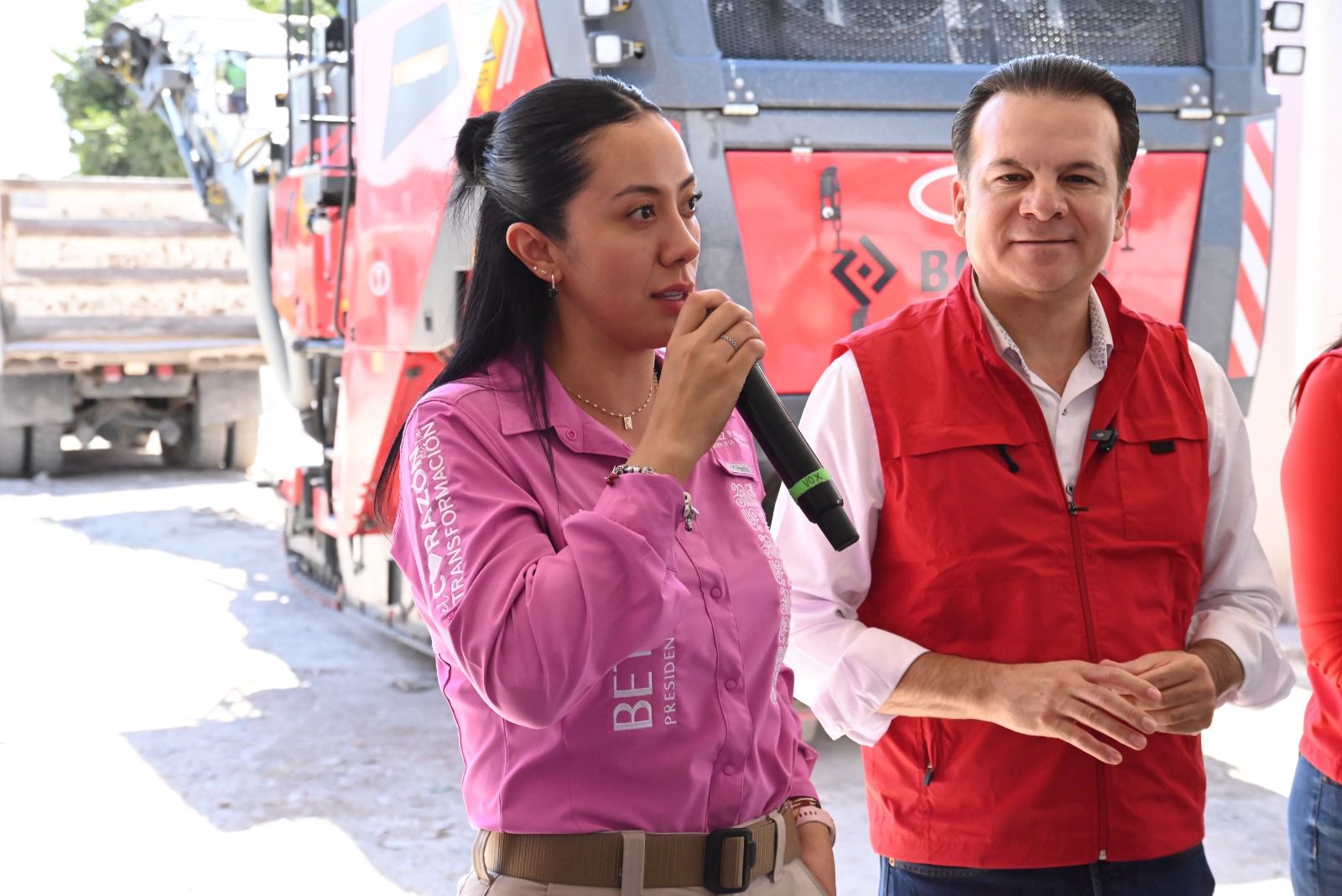 Betzabé Martínez y Esteban Villegas dan banderazo a rehabilitación de pavimento en Chapala