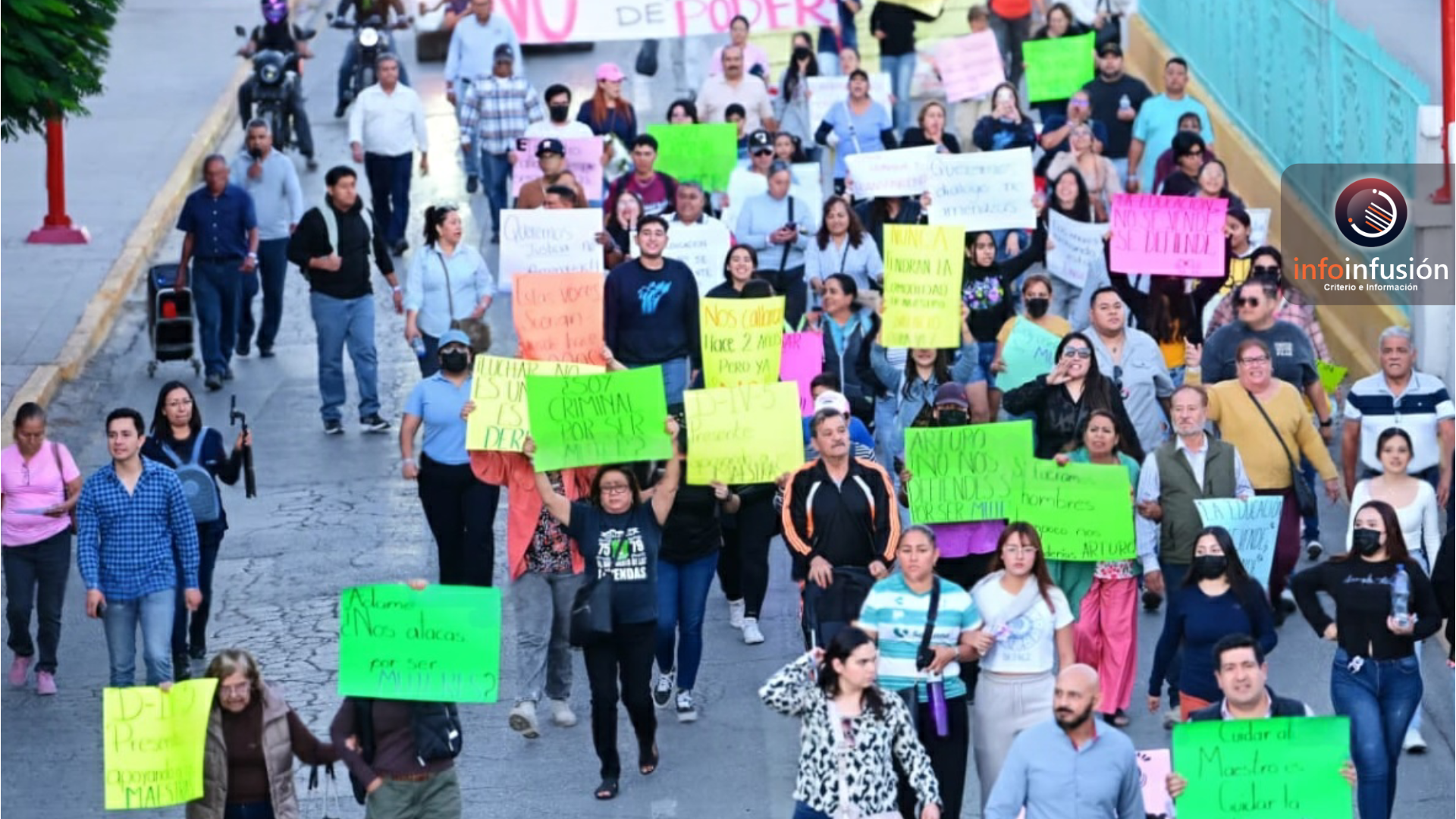 Docentes marchan en Lerdo por despidos en el IESEN