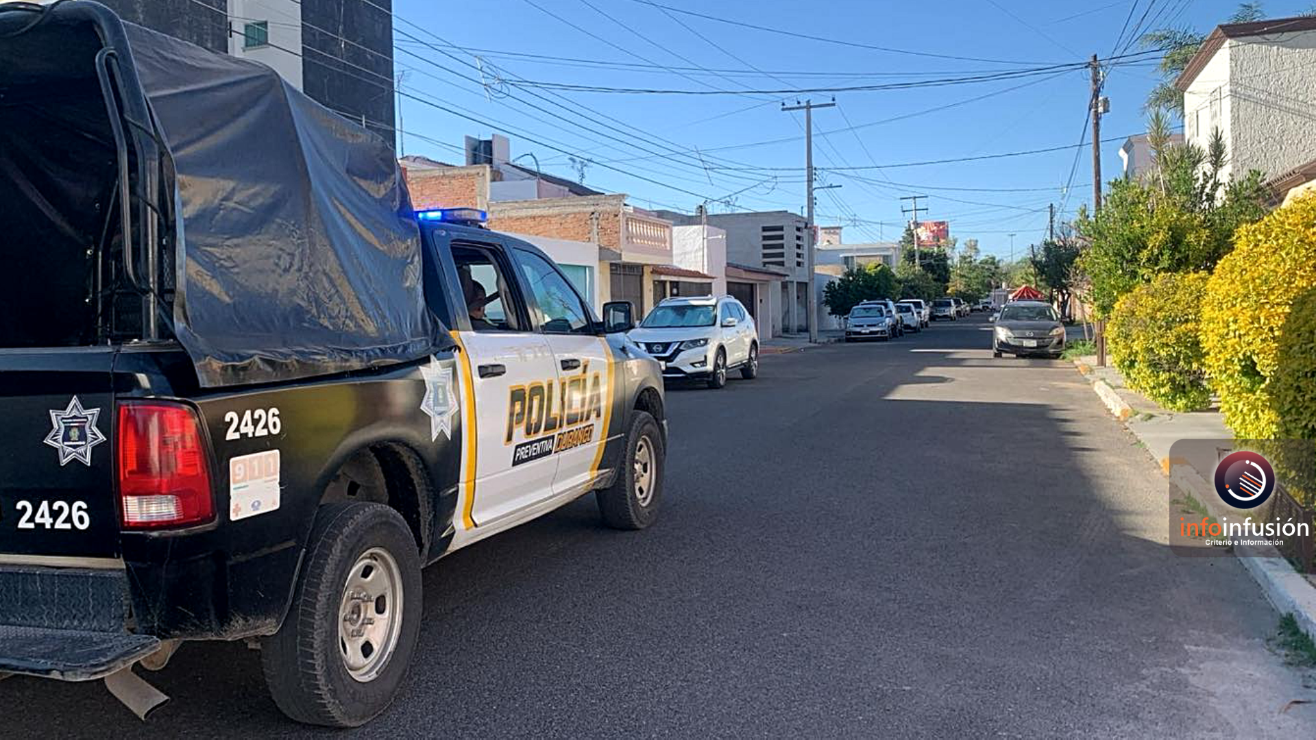 Sujeto a bordo de motocicleta asalta a una mujer