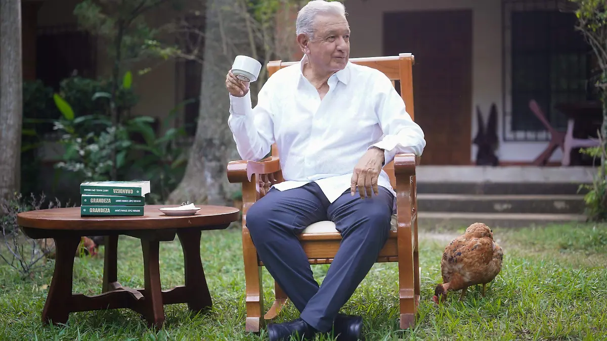 Reaparece AMLO; presenta libro sobre pueblos originarios